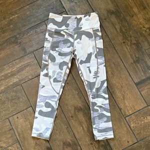 ZYIA Women's Camouflage Leggings in Cream and Gray